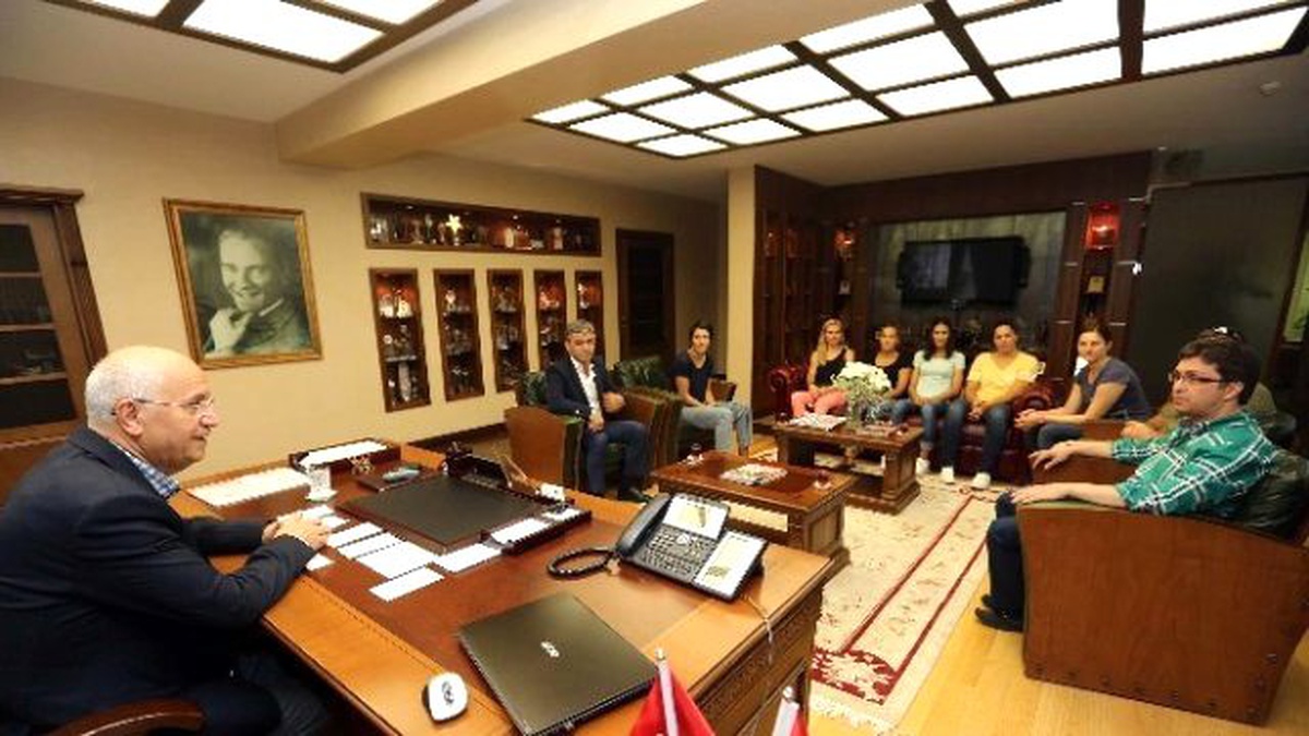 Yıldız Oyunculardan Başkan Yaşar\'a İlk Ziyaret