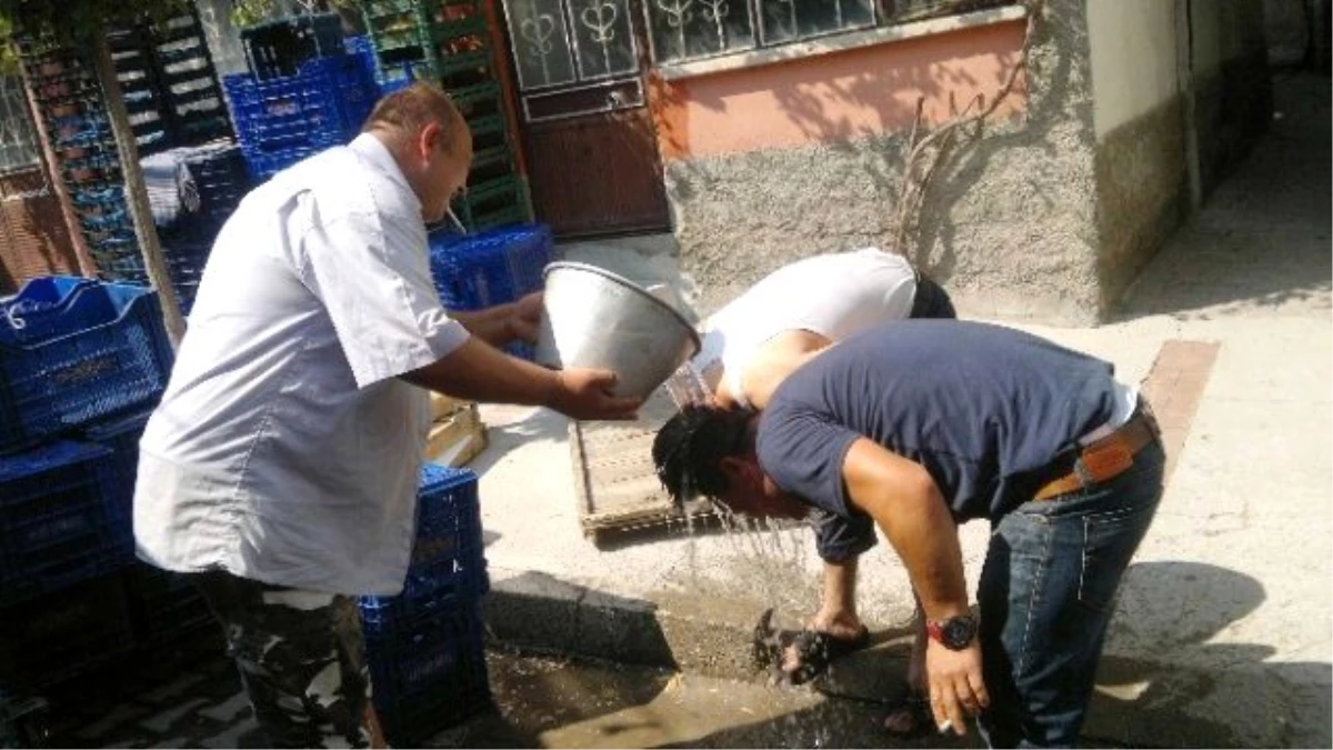 Aşırı Sıcaktan Bunalan Pazarcılar Taşıma Suyla Serinliyor
