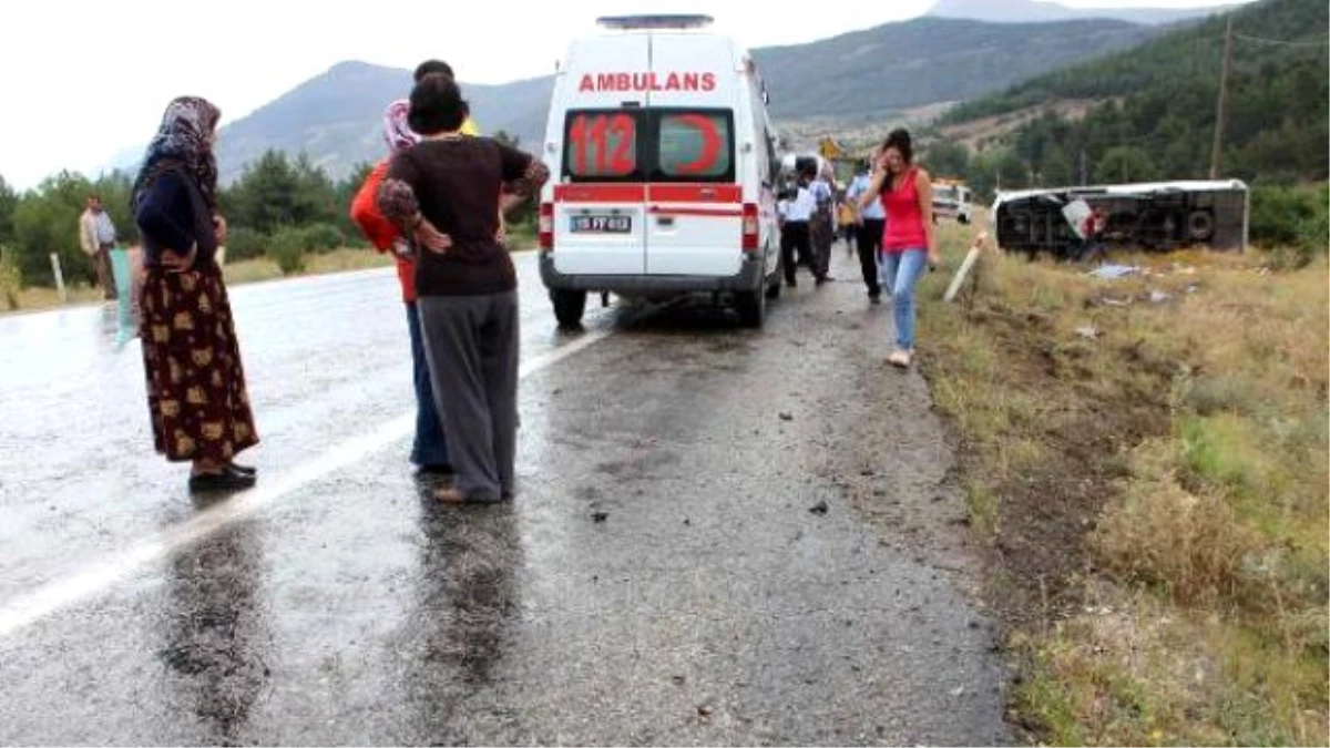 Burdur\'da Midibüs Devrildi: 2 Ölü, 11 Yaralı (2)