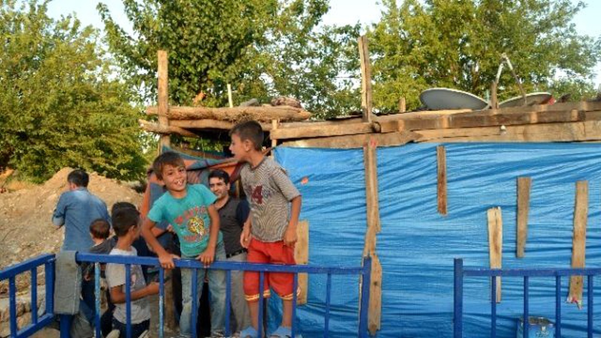 Çaresizlikten Çadırda Yaşıyorlar