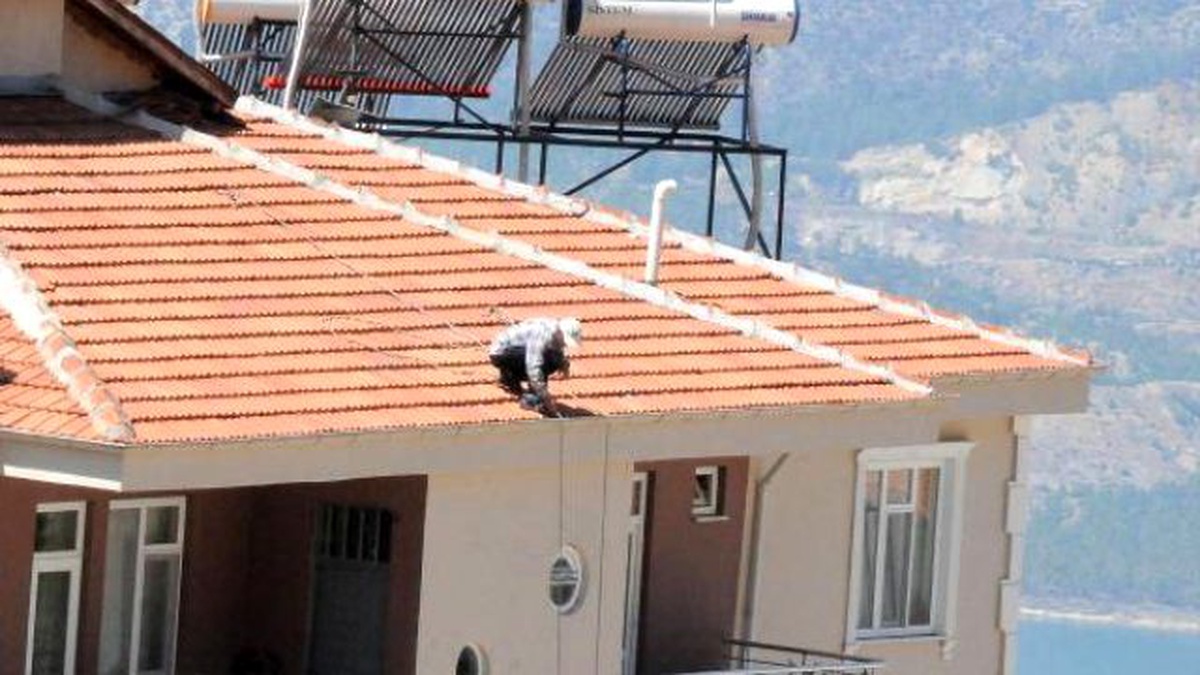Çatıda Çalışan İşçi, Yürekleri Ağıza Getirdi