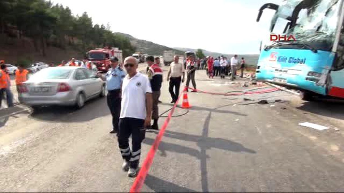 Denizli\'de Tur Otobüsü Devrildi: 4 Ölü, 38 Yaralı - 4