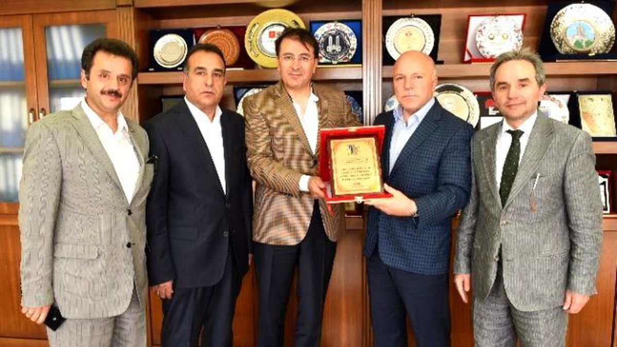 Dosiad\'tan Başkan Sekmen\'e Plaket
