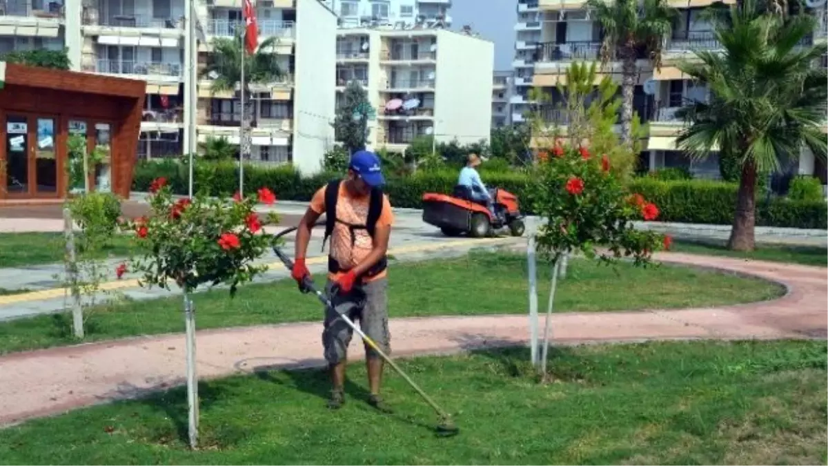 Erdemli Belediyesi\'nde Periyodik Park Bakımları Devam Ediyor