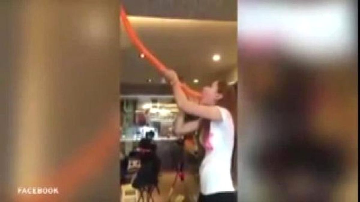 Genç Kadın 1 Metrelik Balonu Yuttu