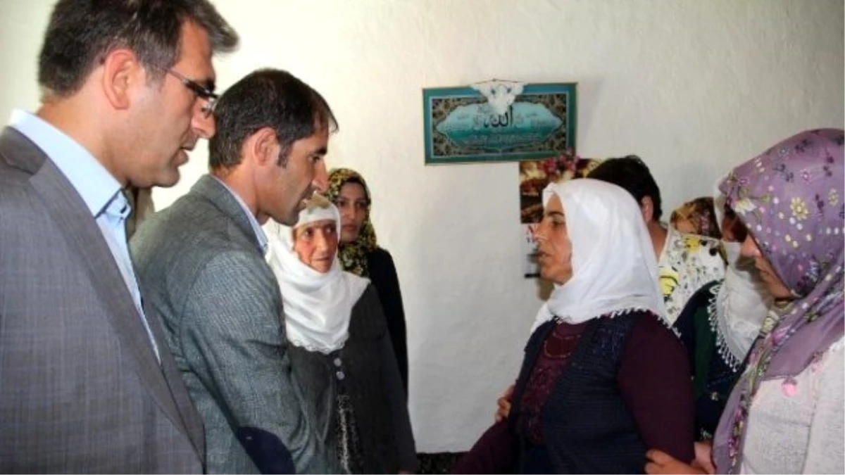 HDP\'li Vekiller, Şehit Askerin Ailesini Ziyaret Etti