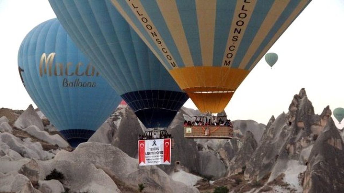 Kapadokya\'da Balonlar Şehitler İçin Havalandı