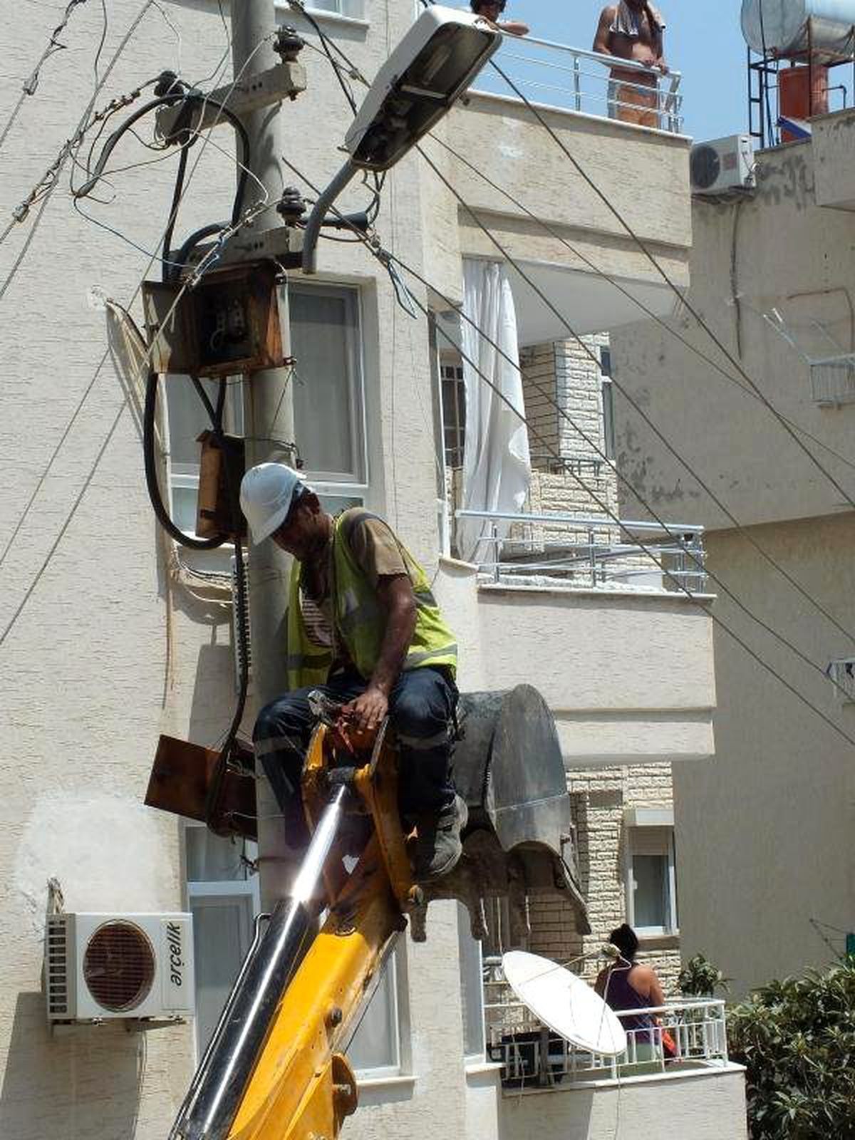 Kepçe Kazıcısında Elektrik İşçisi