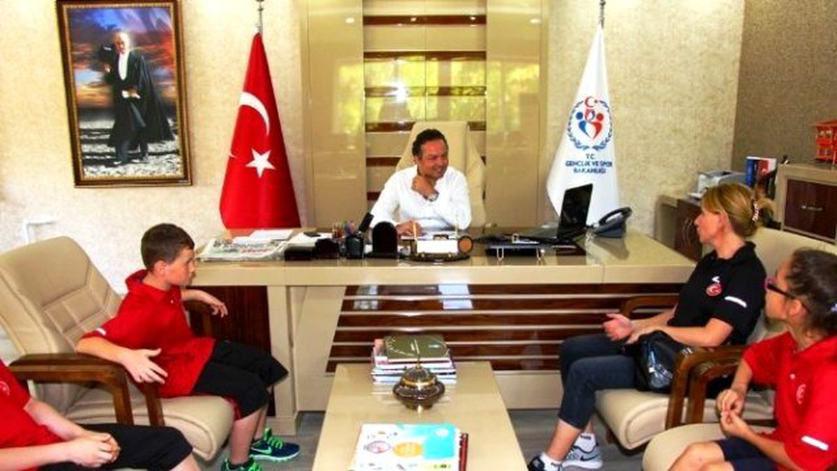 Milli Badmintonculardan Savaş Duman\'a Teşekkür