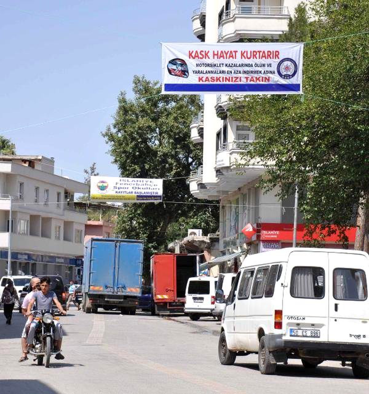 Motosiklet Sürücülerine Pankartlı Kask Uyarısı