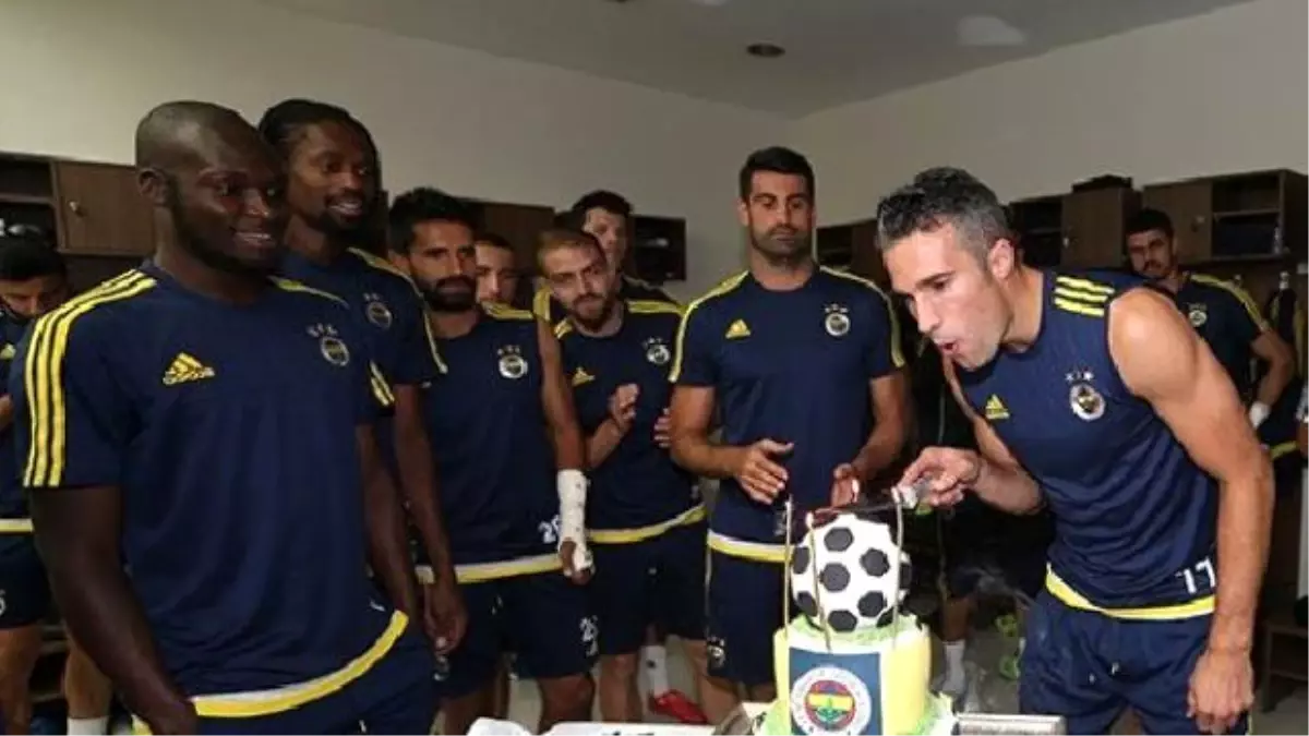 Robin Van Persie\'ye Sürpriz Doğum Günü Kutlaması