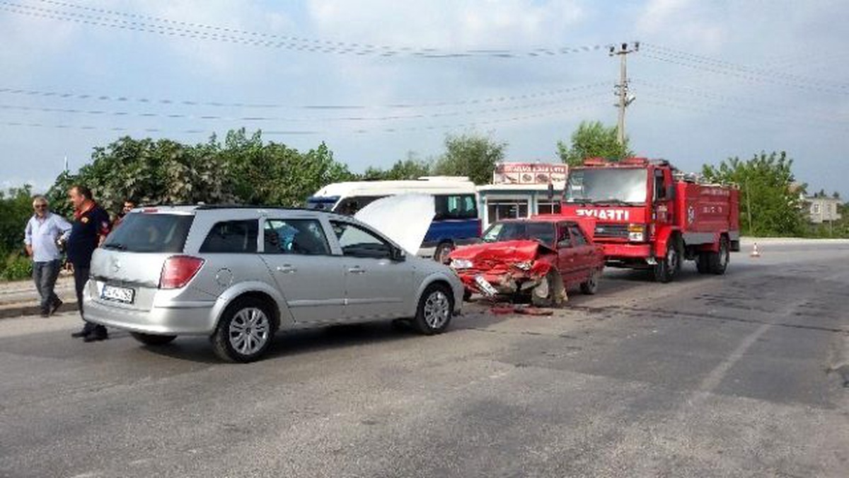 Sakarya\'da İki Otomobil Kafa Kafaya Çarpıştı: 1 Yaralı