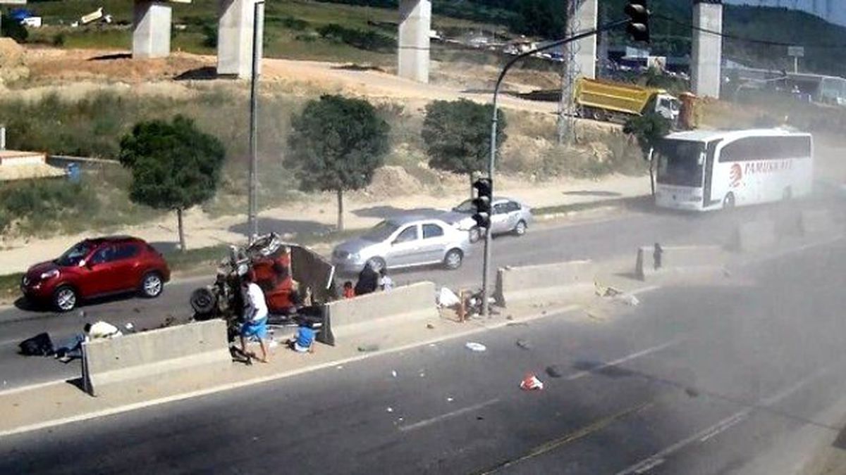 Mucize Kurtuluş! TIR'ın Sürüklediği Otomobilden Sağ Çıktılar