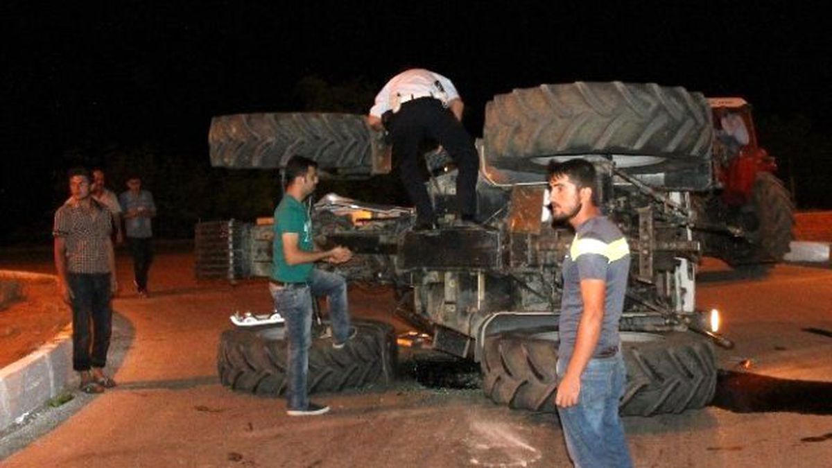Traktör Otomobille Çarpıştı: 3 Yaralı