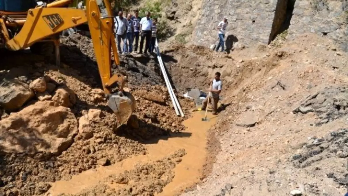 Tunceli-erzincan Karayolunda Patlatılan Bomba Yolda Hasara Neden Oldu