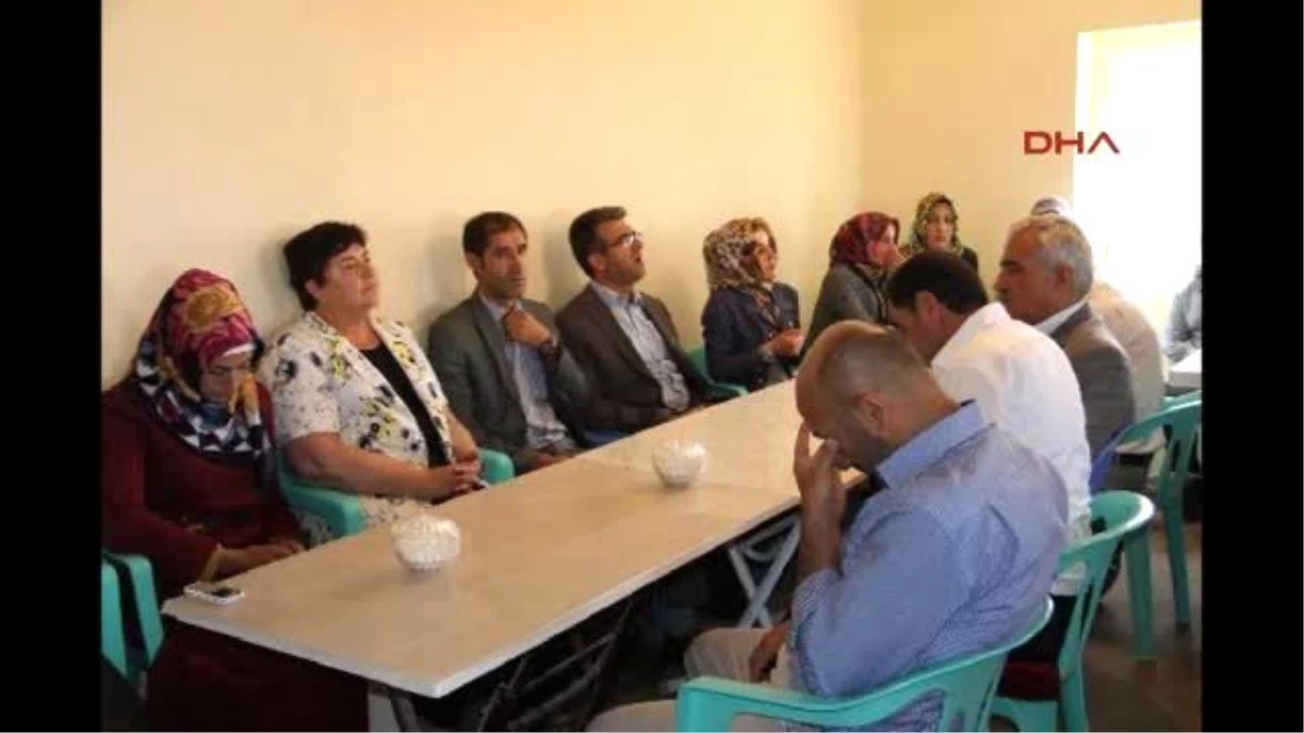 Van - Hdp\'lilerden Şehit Askerin Ailesine Taziye Ziyareti