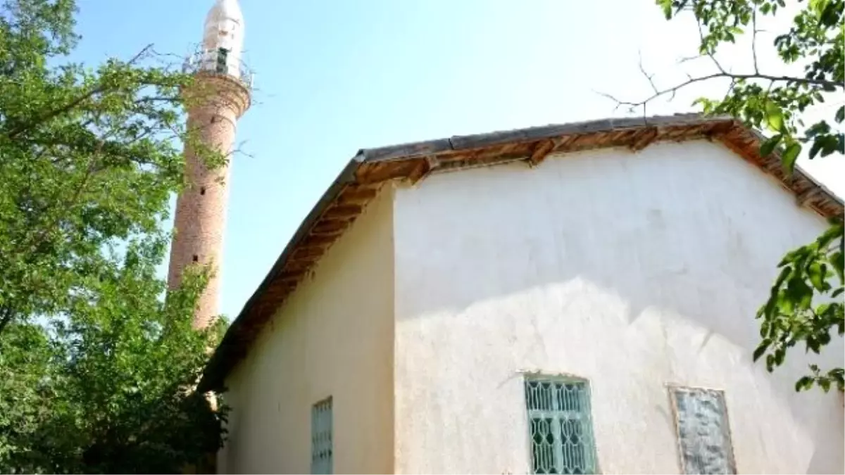 Yazıhan\'da Unutulmuş Tarihi Cami