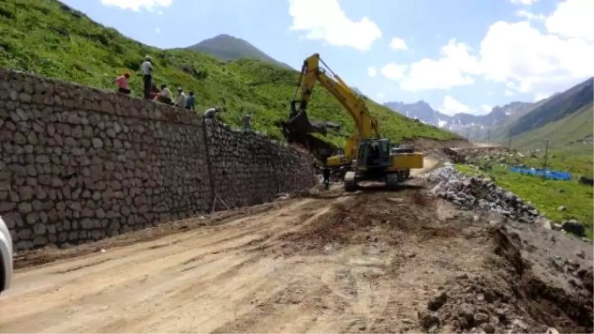 Yeşil Yol\'un Duvarları Yaylaları Ortadan Bölmeye Başladı