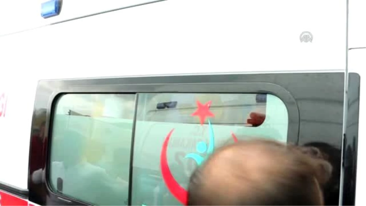 Burdur\'da Yolcu Minibüsü Şarampole Devrildi: 2 Ölü, 8 Yaralı