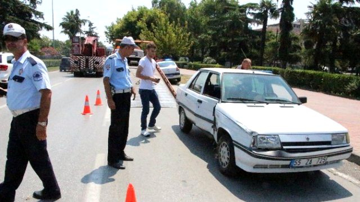 Yoldan Çıkan Otomobil Direğe Çarptı