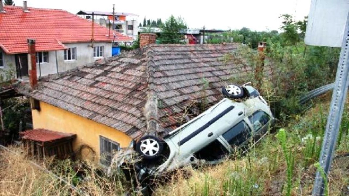 Yoldan Çıkan Otomobil Evin Çatısına Uçtu: 4 Yaralı