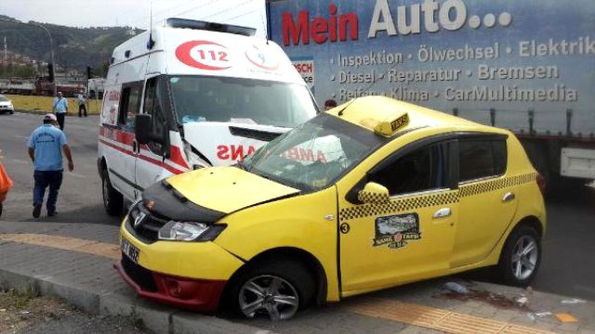 Ambulans Taksi ile Çarpıştı: 2 Yaralı