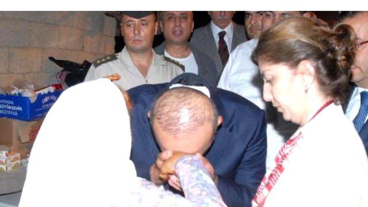 Bakan Çavuşoğlu, Şehit Barış Akkabak\'ın Dedesini Hastaneye Götürdü