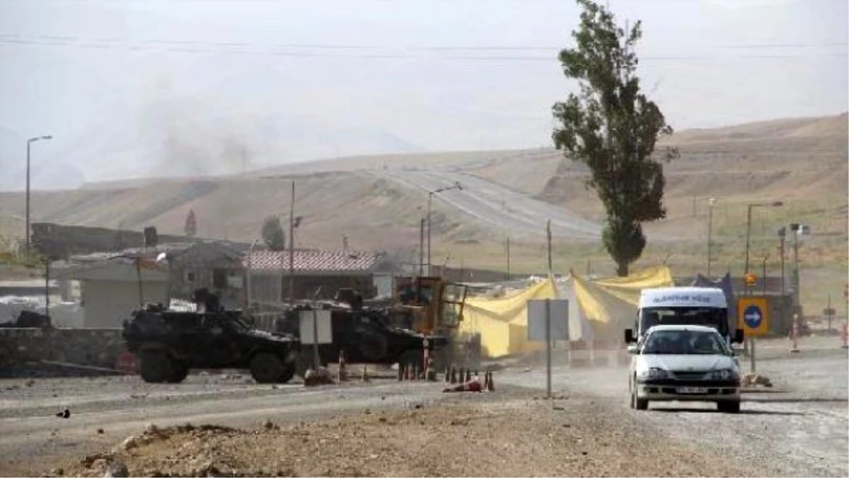 Başkale\'de PKK\'dan Karakola Bombalı Araçla İntihar Saldırısı