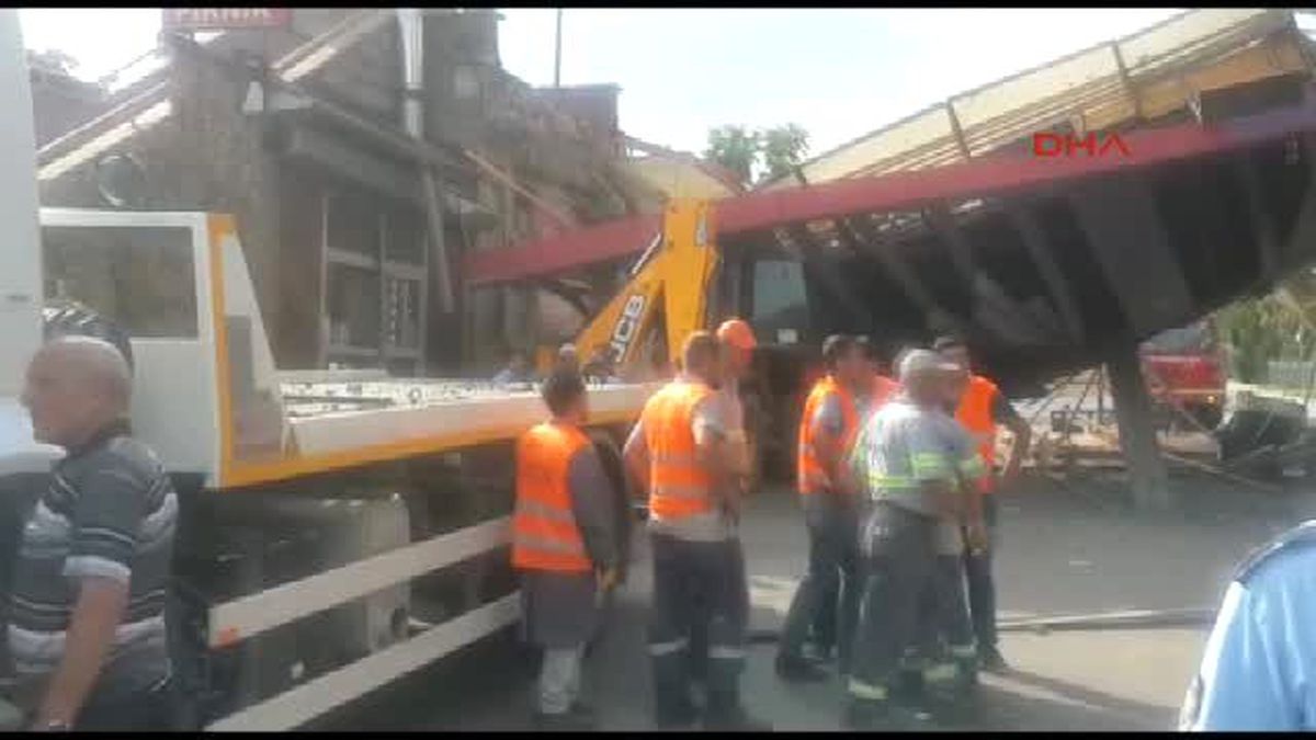 Başkent\'te Kamyonun Çarptığı Üst Geçit Çöktü