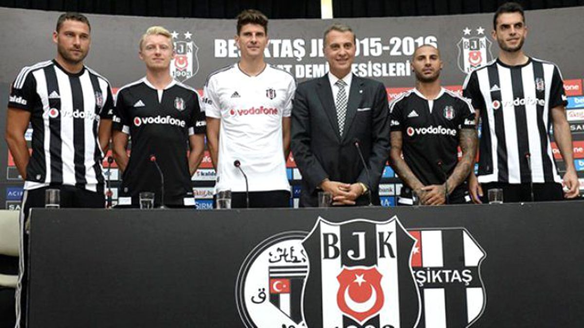 Beşiktaş 5 Futbolcuya İmza Attırdı