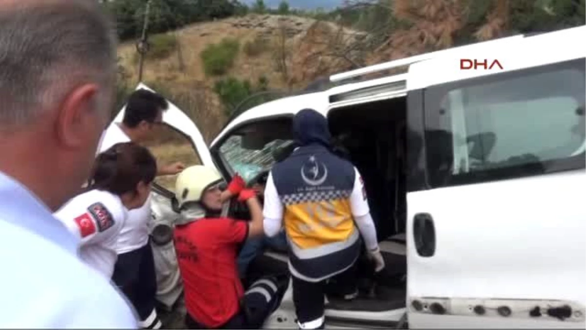 Bolu Ticari Araç ile Minibüs Çarpıştı: 3 Yaralı
