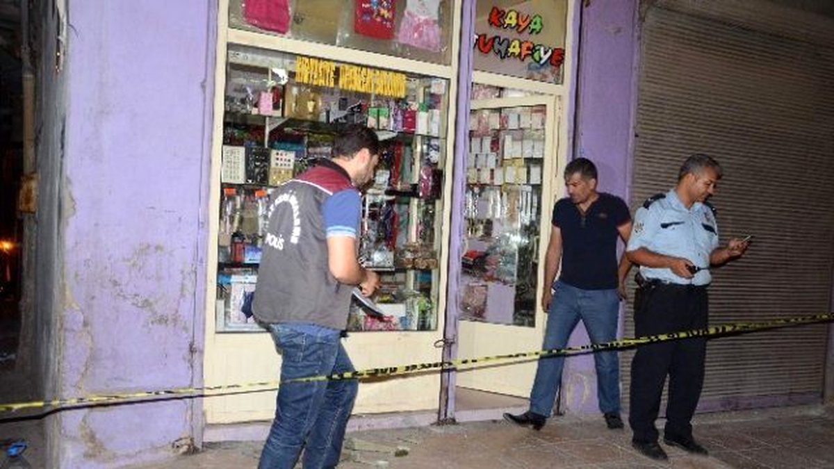 Dükkanını Basanlara Ateş Ederken Komşusunu Vurdu