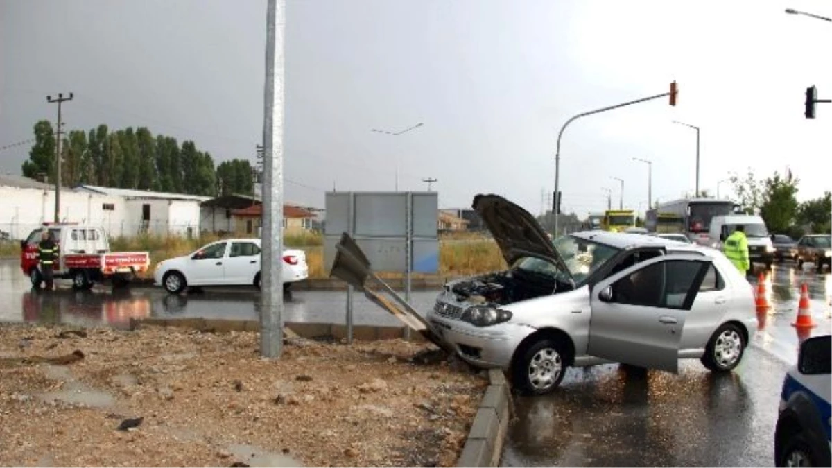 Kütahya\'da İtfaiye Aracı Otomobille Çarpıştı: 4 Yaralı