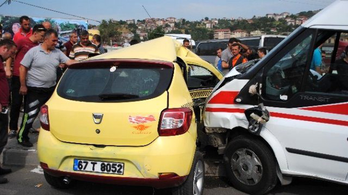 Kaza Yapan Ambulanstaki Sağlıkçılar Yaralıların Yardımına Koştu