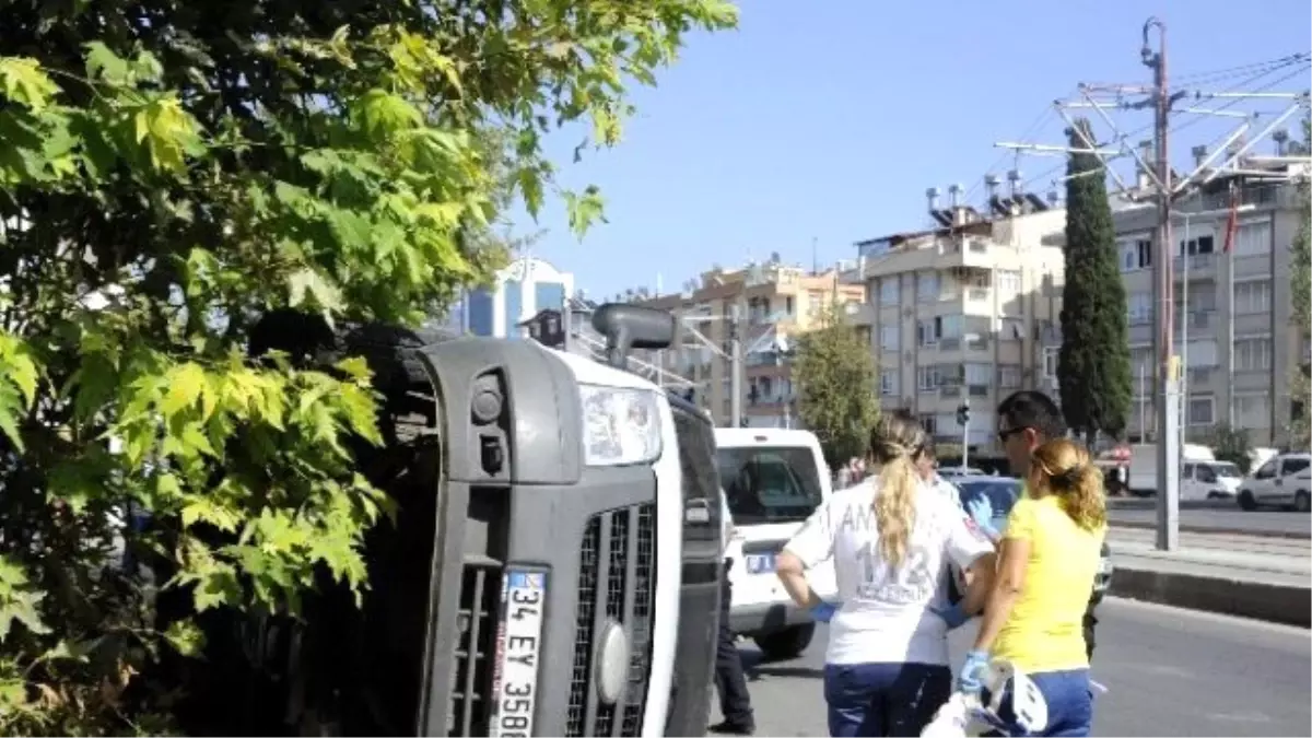 Kaza Yapan Zırhlı Araçta Mahsur Kaldılar