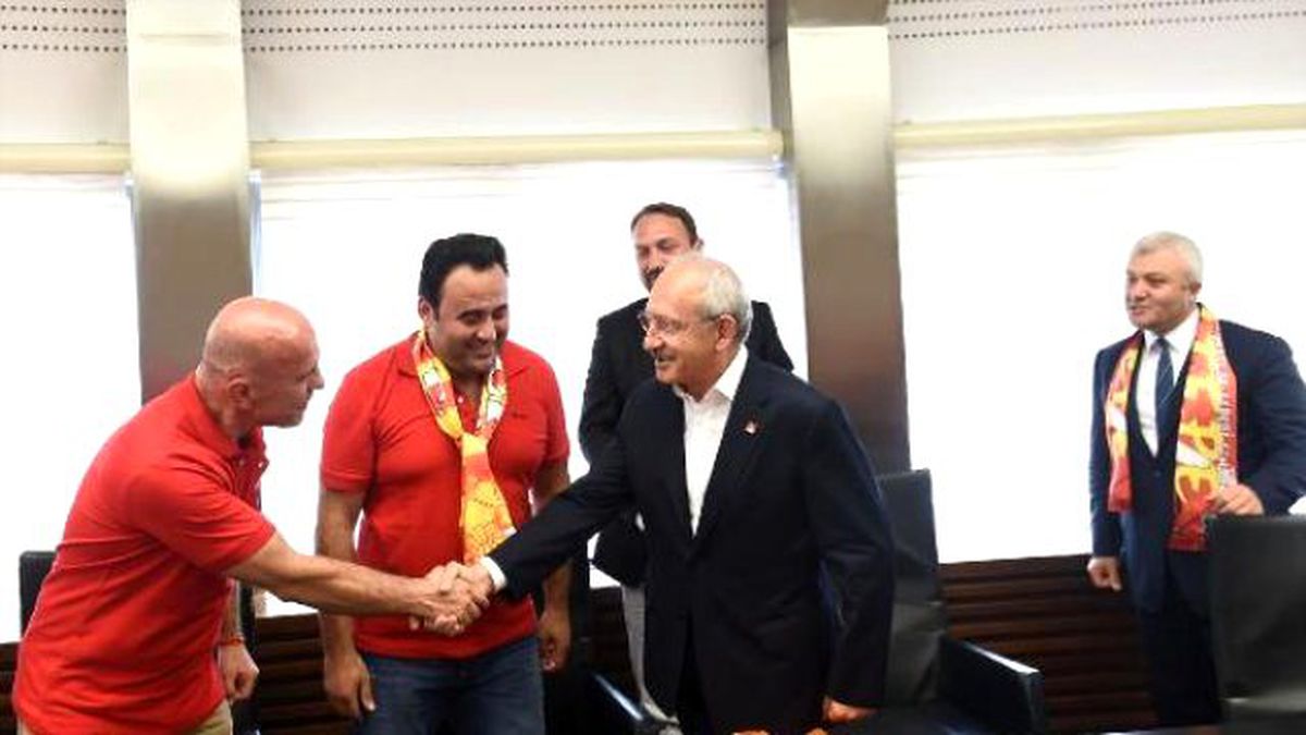 Kılıçdaroğlu\'nu Göztepeli Taraftarlar Ziyaret Etti