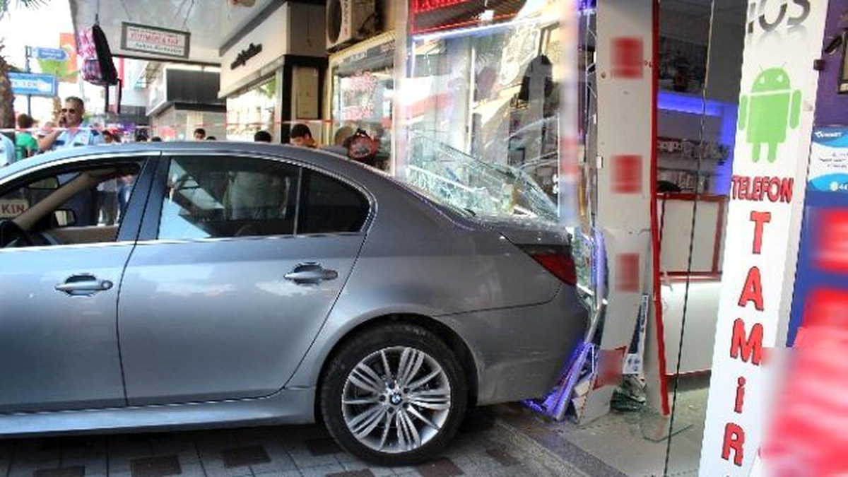 Kızdığı Cep Telefoncunun İşyerine Otomobiliyle Girdi