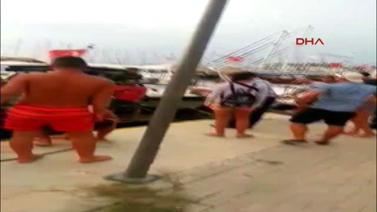 Kuşadası - Tuğba Özay Çekim Sonrası Ambulansa Bindi