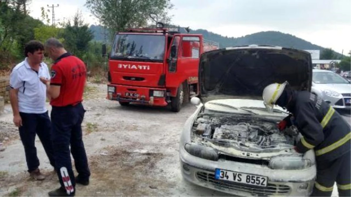 Motoru Alev Alan Otomobili Çevredekiler Söndürdü