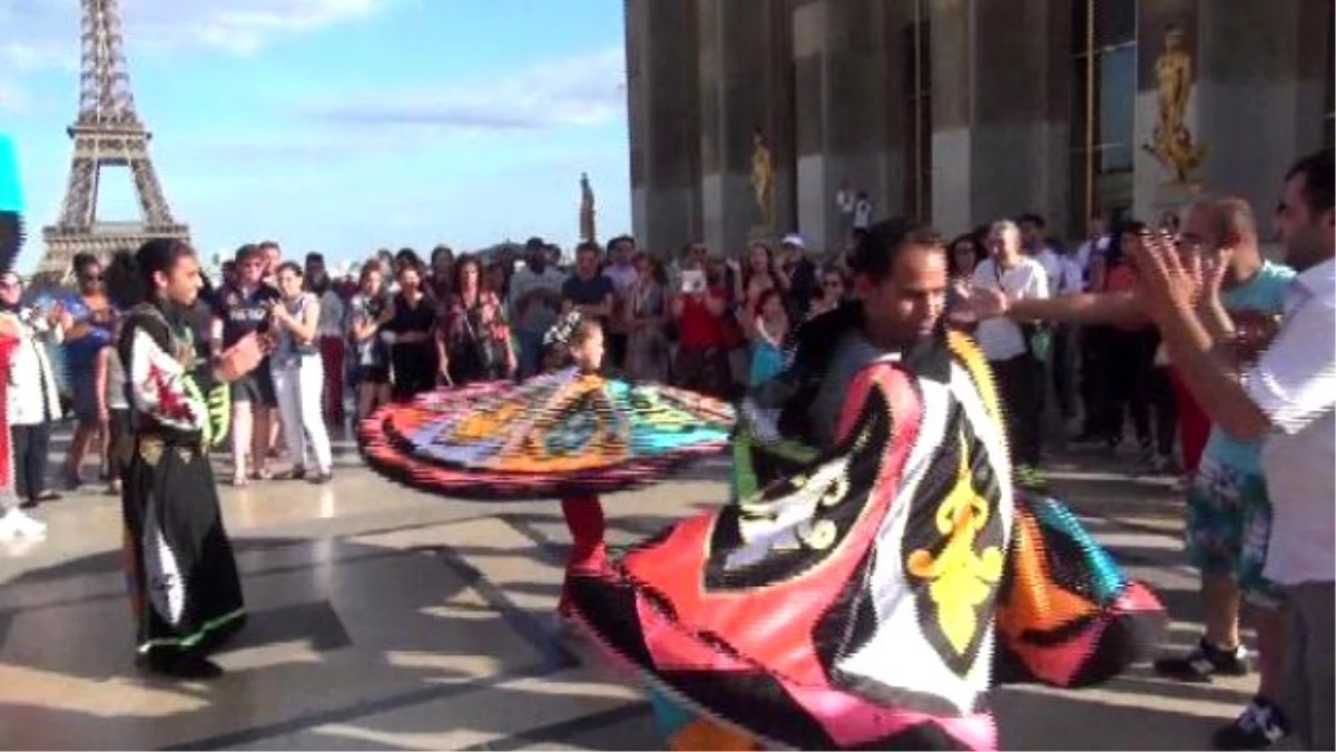 Paris\'te Yaşayan Mısırlılar Süveyş Kanalı\'nın Açılışını Kutladı