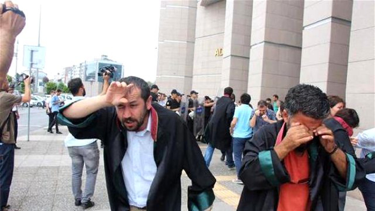 Police Tear Gas Lawyers At Istanbul\'s Çağlayan Courthouse