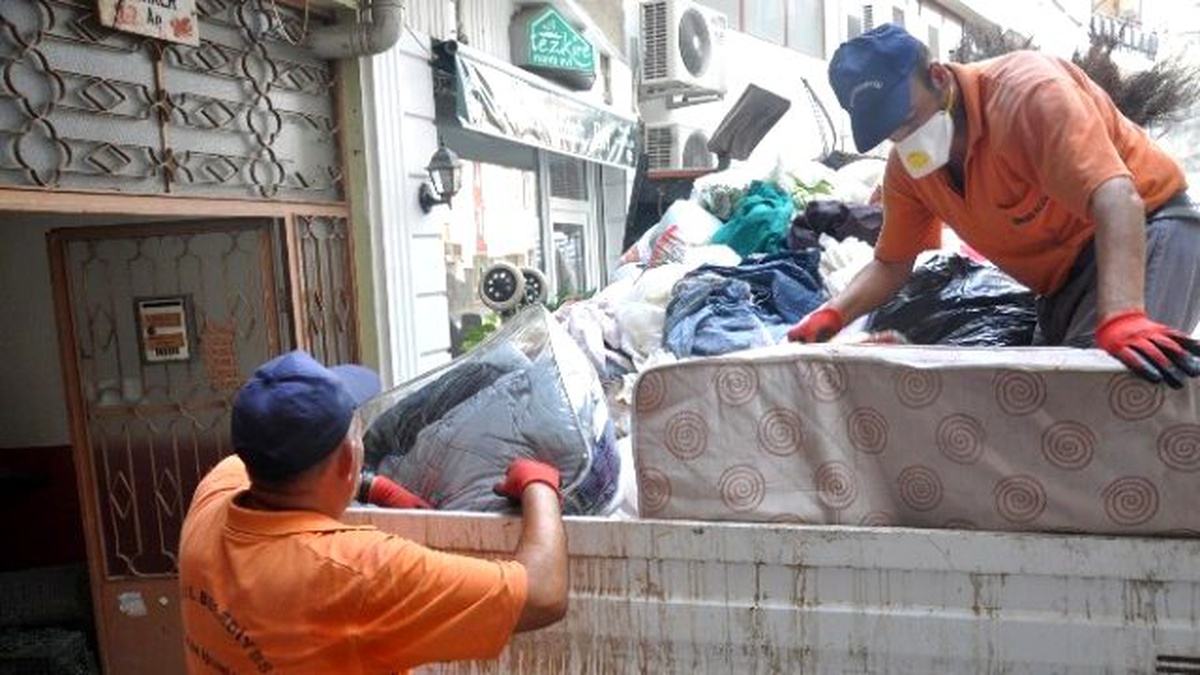 Tavana Kadar Dolu Çöp Eve Zabıtalar Emekleyerek Girdi