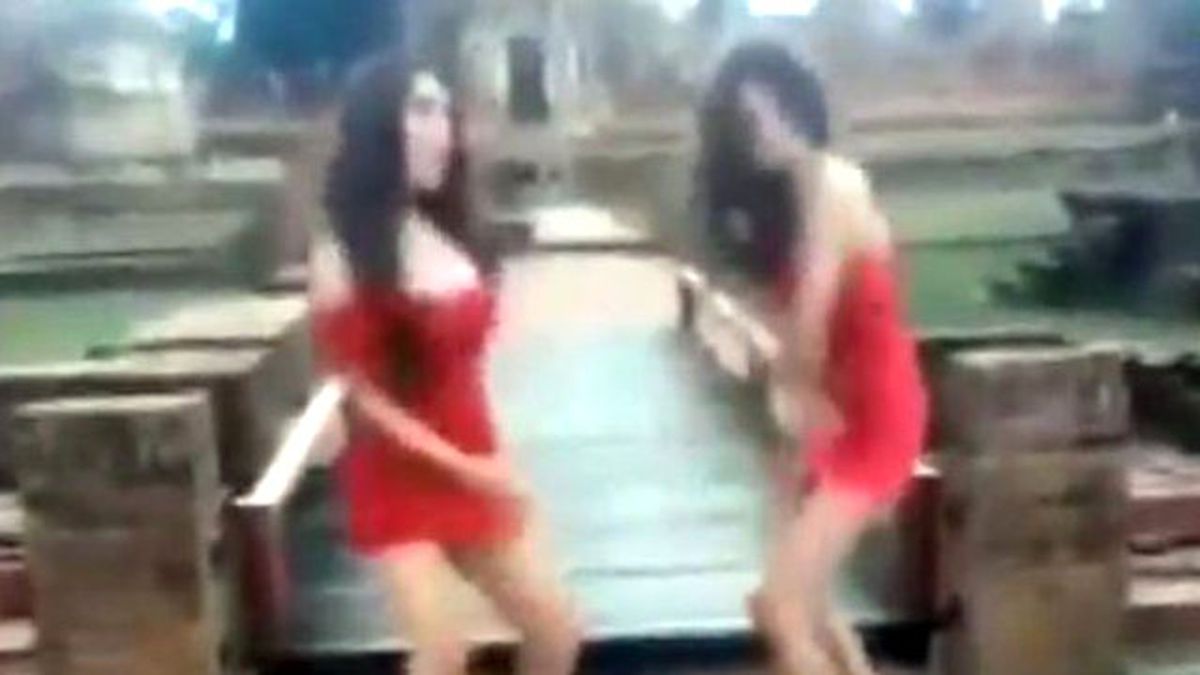 Tayland'da Tapınakta Dans Eden Kızlar Ülkeyi Karıştırdı