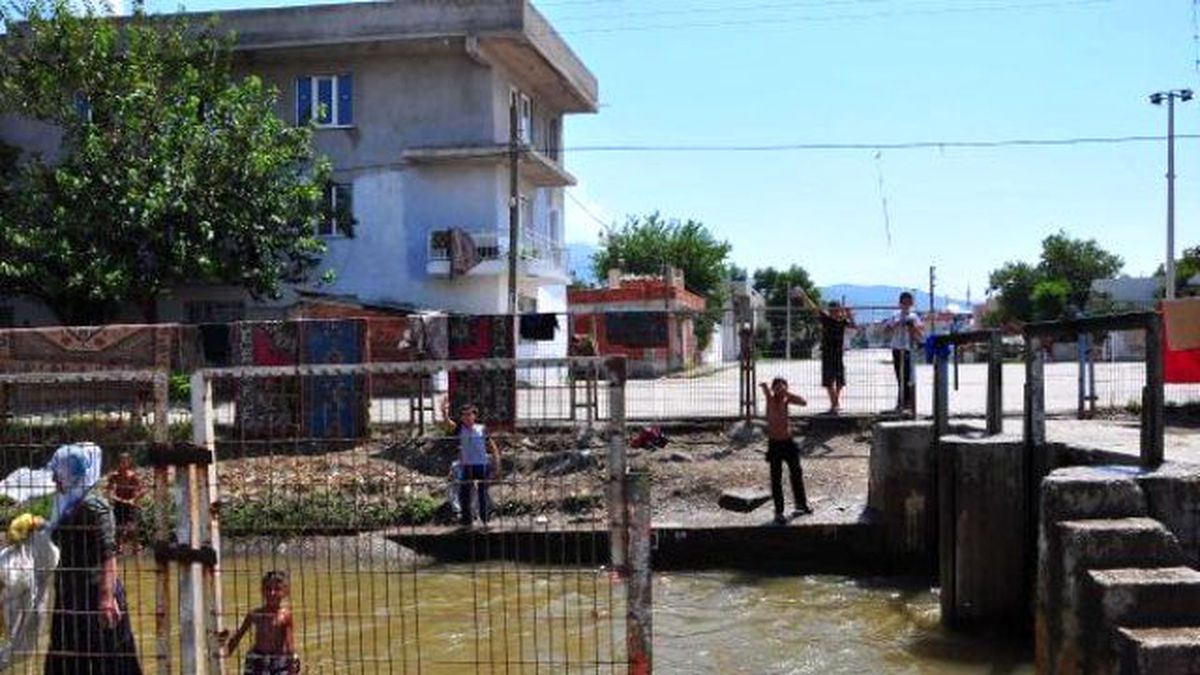 Tehlikeye Rağmen Onlarca Çocuk Sulama Kanalına Giriyor
