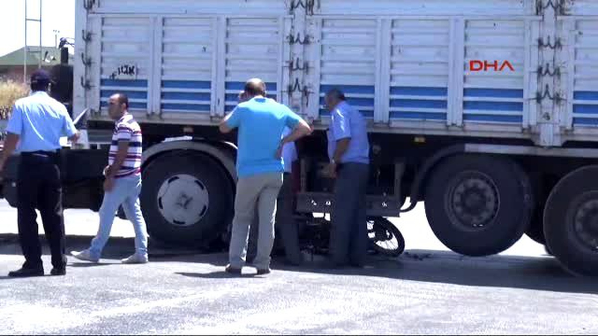 Uşak Tır\'ın Altına Giren Motosikletli Öldü