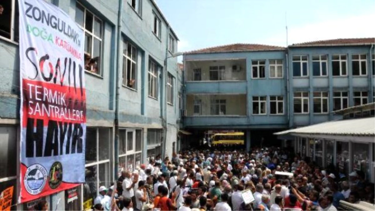 Zonguldak\'ta Termik Santral İçin Çed Toplantısında Kefenli Protesto