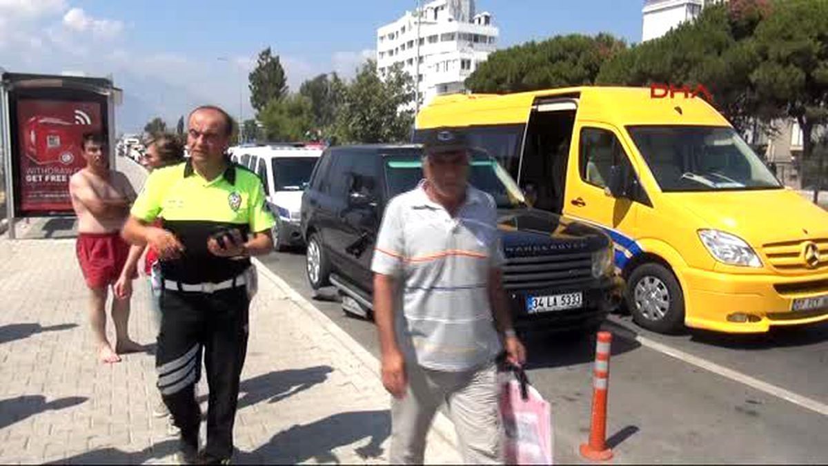 Antalya Turist Taşıyan Servis Aracına Çarpan Cipin Sürücüsü Kaçtı