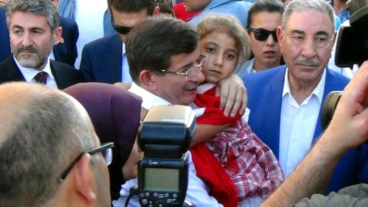 Başbakan Davutoğlu\'nun Çocuk Sevgisi