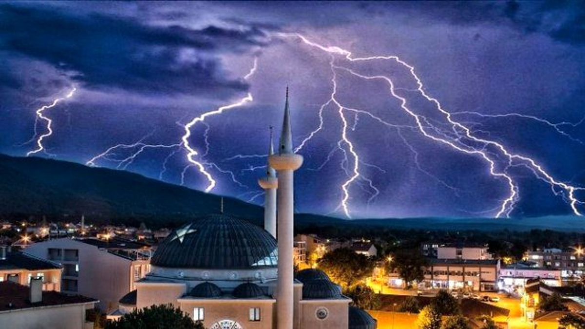 Çanakkale\'de Yıldırımlar Görsel Şölen Oluşturdu