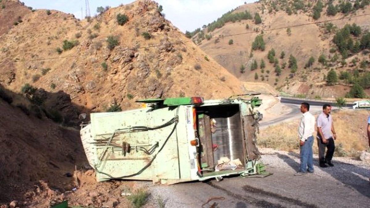 Çöp Toplama Aracı Devrildi: 4 Yaralı